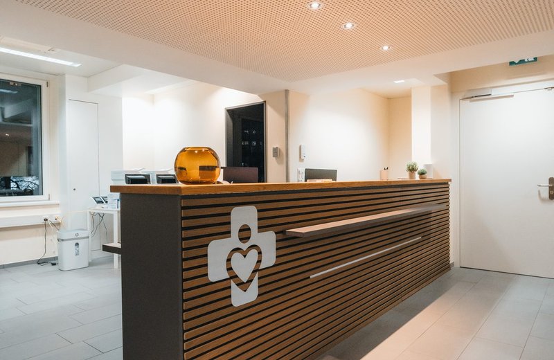 Praxisraum 2500 CHF in sehr moderner Ärzteklinik in Zürich-Altstetten – direkt am Letzipark - Bild 2