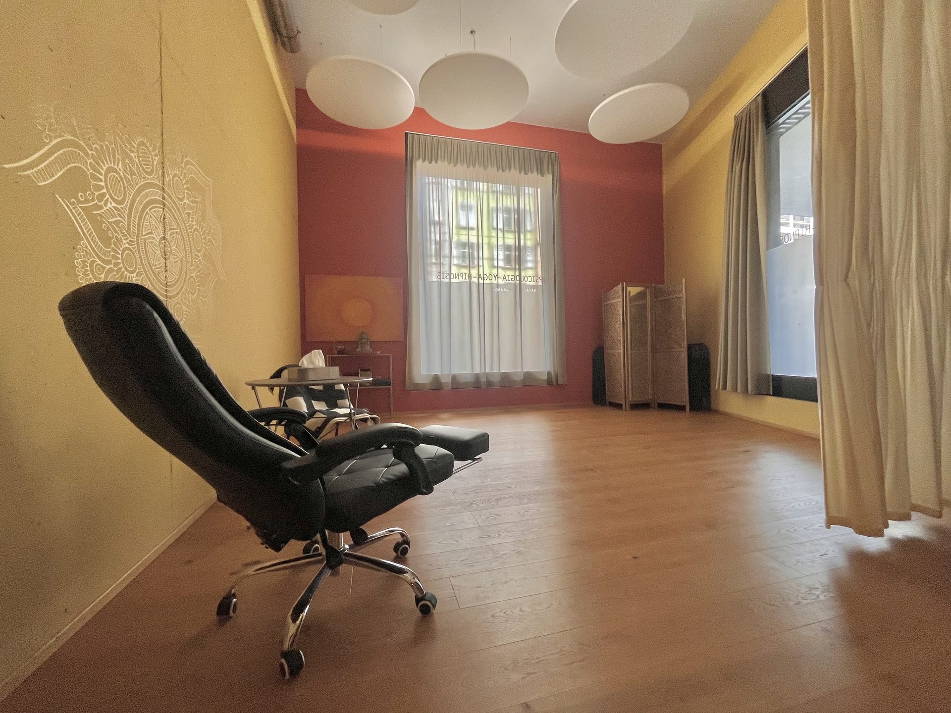 Praxis-/Therapieraum mit tollem Flair zur Untermiete --- zentral bei Hardbrücke --- CHF 300.-/Mt. für fixen Wochentag - Bild 1