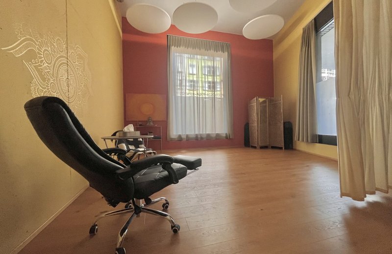 Praxis-/Therapieraum mit tollem Flair zur Untermiete --- zentral bei Hardbrücke --- CHF 300.-/Mt. für fixen Wochentag - Image 1