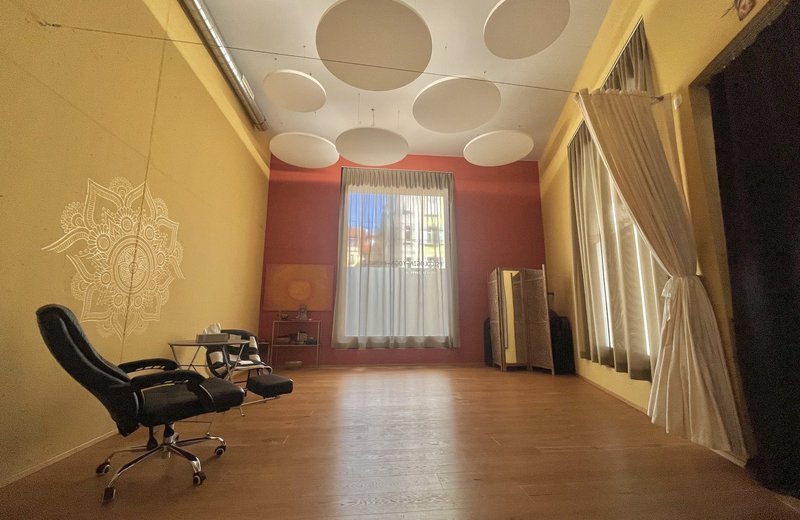 Praxis-/Therapieraum mit tollem Flair zur Untermiete --- zentral bei Hardbrücke --- CHF 300.-/Mt. für fixen Wochentag - Image 3