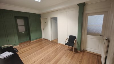 Heller Therapieraum in zentraler Praxis in Schaffhausen Fussgängerzone - Image 6