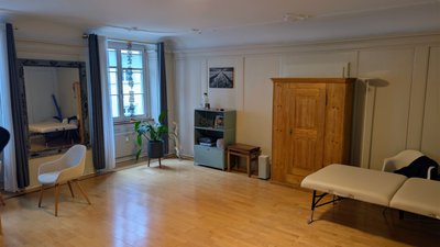 Heller Therapieraum in zentraler Praxis in Schaffhausen Fussgängerzone - Image 3