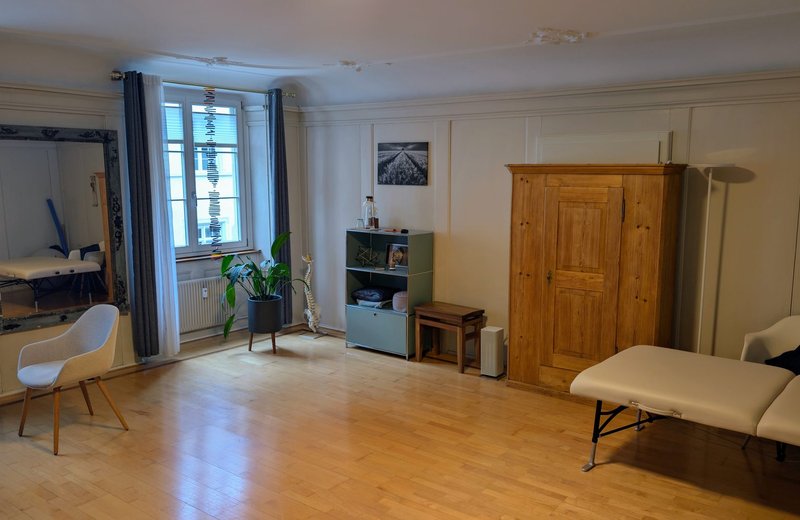 Heller Therapieraum in zentraler Praxis in Schaffhausen Fussgängerzone - Image 3