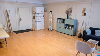 Heller Therapieraum in zentraler Praxis in Schaffhausen Fussgängerzone - Image 1