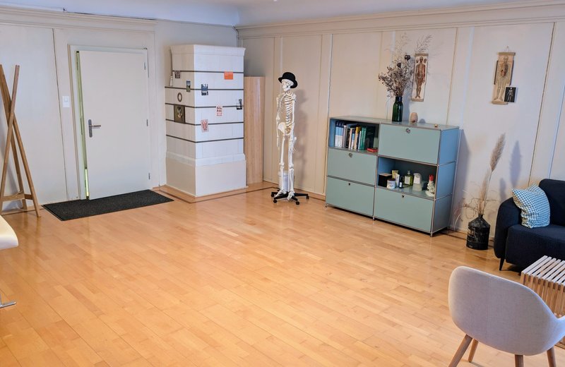 Heller Therapieraum in zentraler Praxis in Schaffhausen Fussgängerzone - Image 1