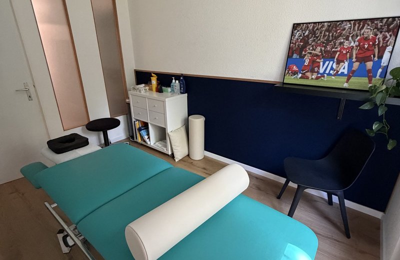 11 m² Behandlungsraum (inklusive elektrische Liege, Tücher und Reinigung) flexibel stunden-, tageweise oder fix mietbar - Image 1