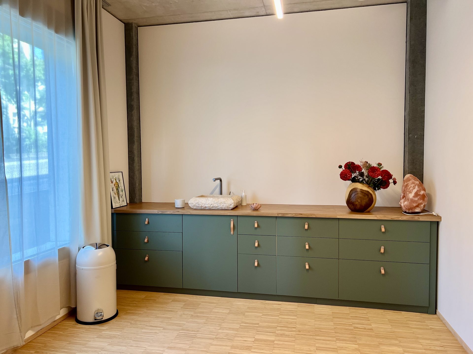 Heller, moderner Praxisraum in neuer Gemeinschaftspraxis für integrative Gesundheit - Bild 1