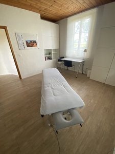 Heller Raum mit Blick ins Grüne - Bild 3