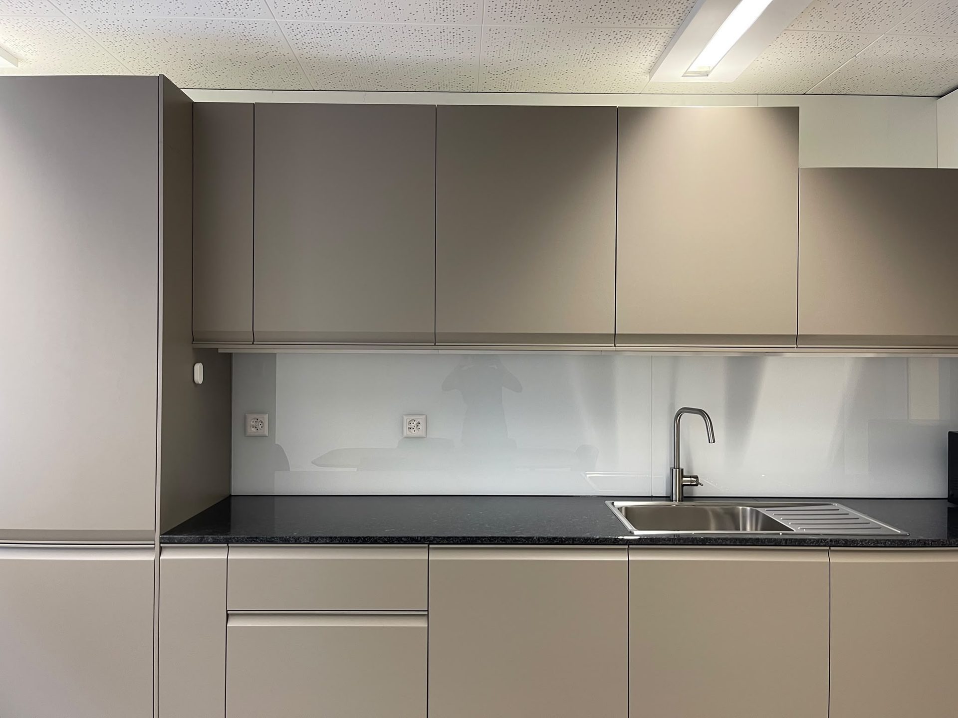 Zentrale möbillierte Praxis / Büro / Coaching Raum nähe Zürich HB - Bild 1