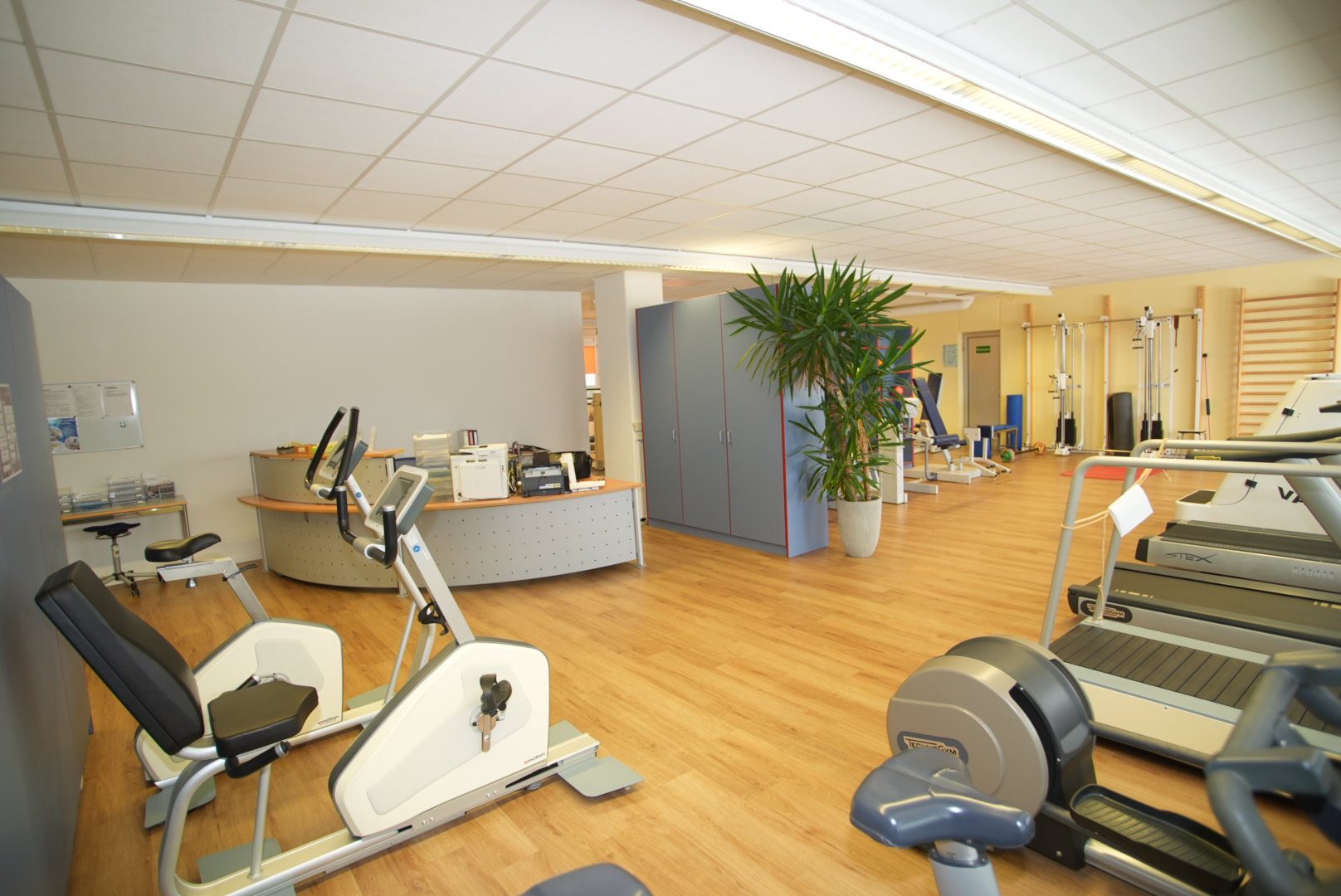 Nachfolge: zu übergeben bzw. Aufbau Gruppenpraxis, modernes helles Physiotherapiezentrum (GmbH) mit grosser MTT  in attraktiver Lage 20 Minuten von Bern- ideal für Gruppenpraxis - Bild 1