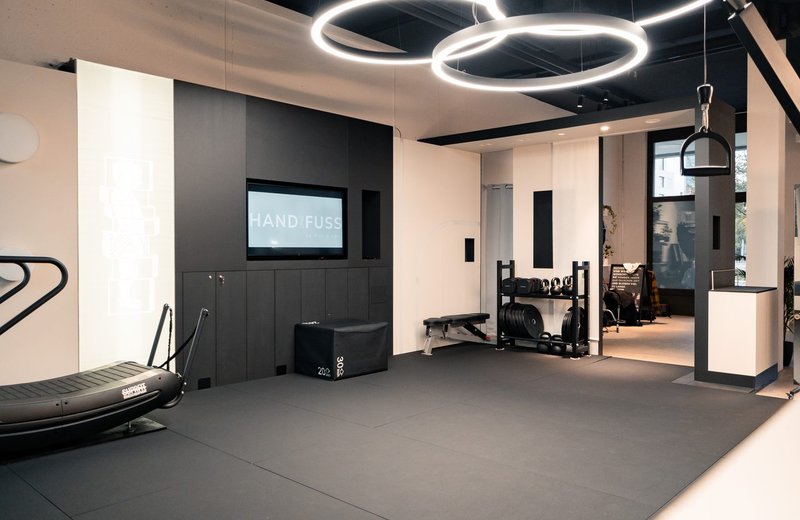 Voll ausgestatteter Praxis-/Trainingsraum im Erdgeschoss (Max Kämpf-Platz, Basel) zur Untermiete - Image 1