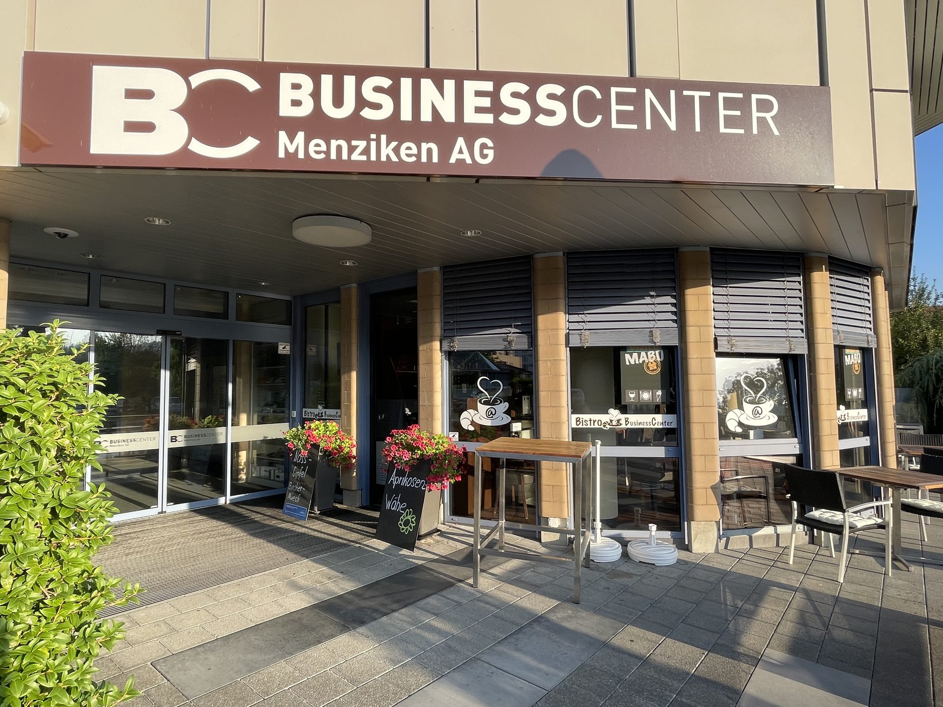 Attraktive Praxisflächen oder Therapieräume an zentraler Lage im BUSINESSCENTER in Menziken AG zu vermieten - Bild 1