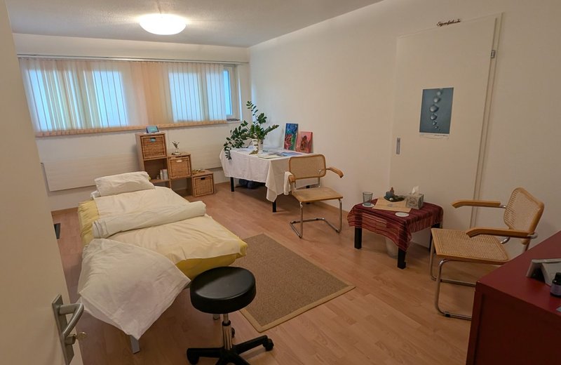 Günstiger Praxisraum (20m2) in Zürich-Schwamendingen – ideal für Therapie, Coaching & Workshops - Image 1