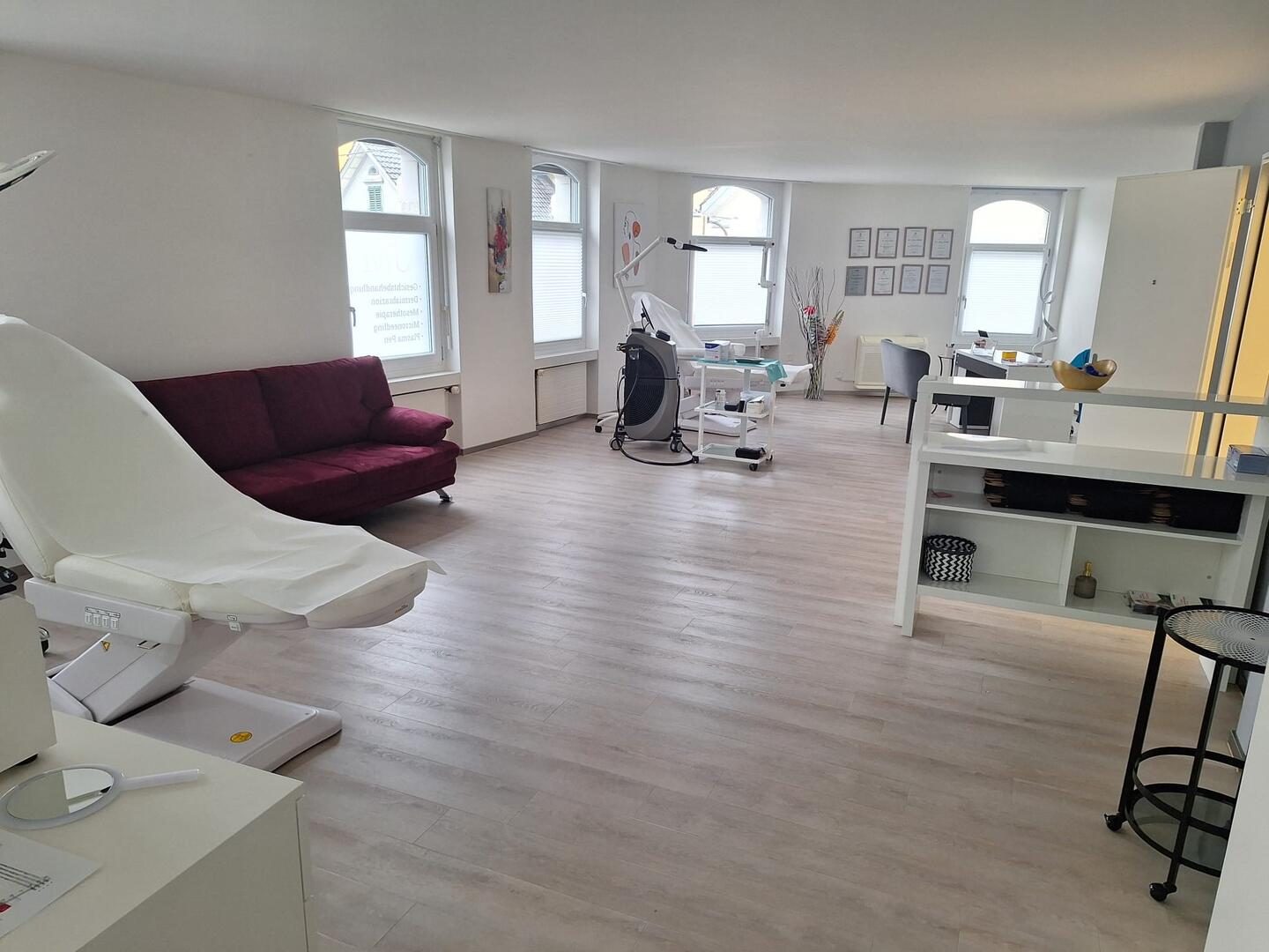 HOCHWERTIGE, KOMPLETT NEU EINGERICHTETE PRAXIS IM HERZEN VON LACHEN SZ - Bild 1