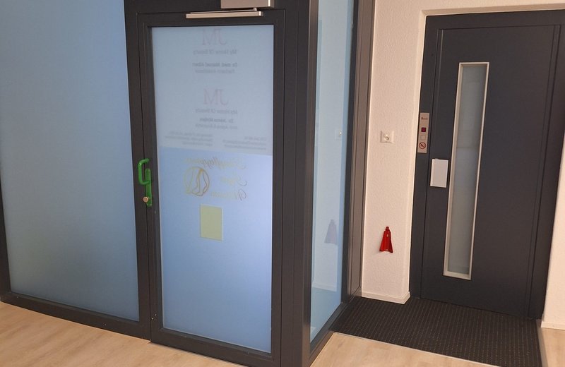 HOCHWERTIGE, KOMPLETT NEU EINGERICHTETE PRAXIS IM HERZEN VON LACHEN SZ - Image 8
