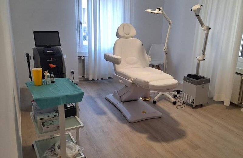 HOCHWERTIGE, KOMPLETT NEU EINGERICHTETE PRAXIS IM HERZEN VON LACHEN SZ - Bild 3
