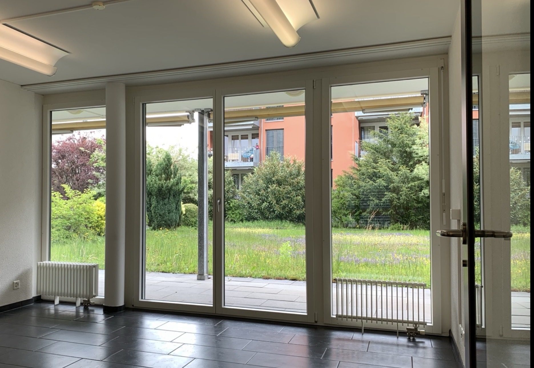 Heller Praxisraum mit Gartensitzplatz - Bild 1
