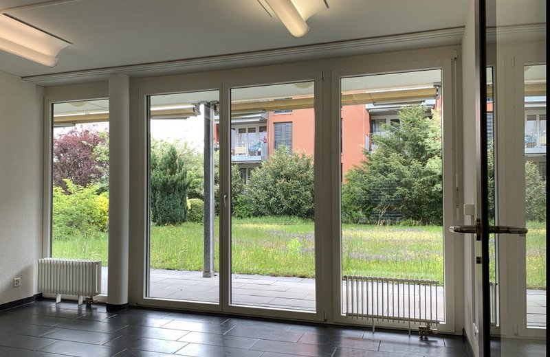 Heller Praxisraum mit Gartensitzplatz - Image 1