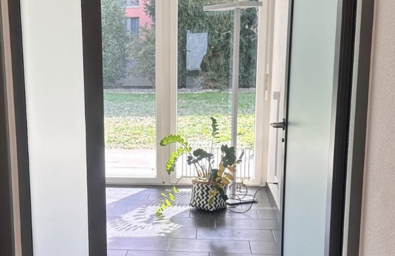Heller Praxisraum mit Gartensitzplatz - Bild 2