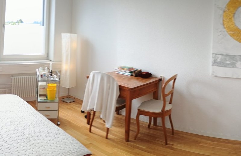 Lichtdurchflutete Akupunktur-Praxis in Gemeinschaft mit Ostheopaten zu verkaufen oder zu vermieten - Image 1