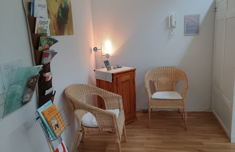 Lichtdurchflutete Akupunktur-Praxis in Gemeinschaft mit Ostheopaten zu verkaufen oder zu vermieten - Bild 4