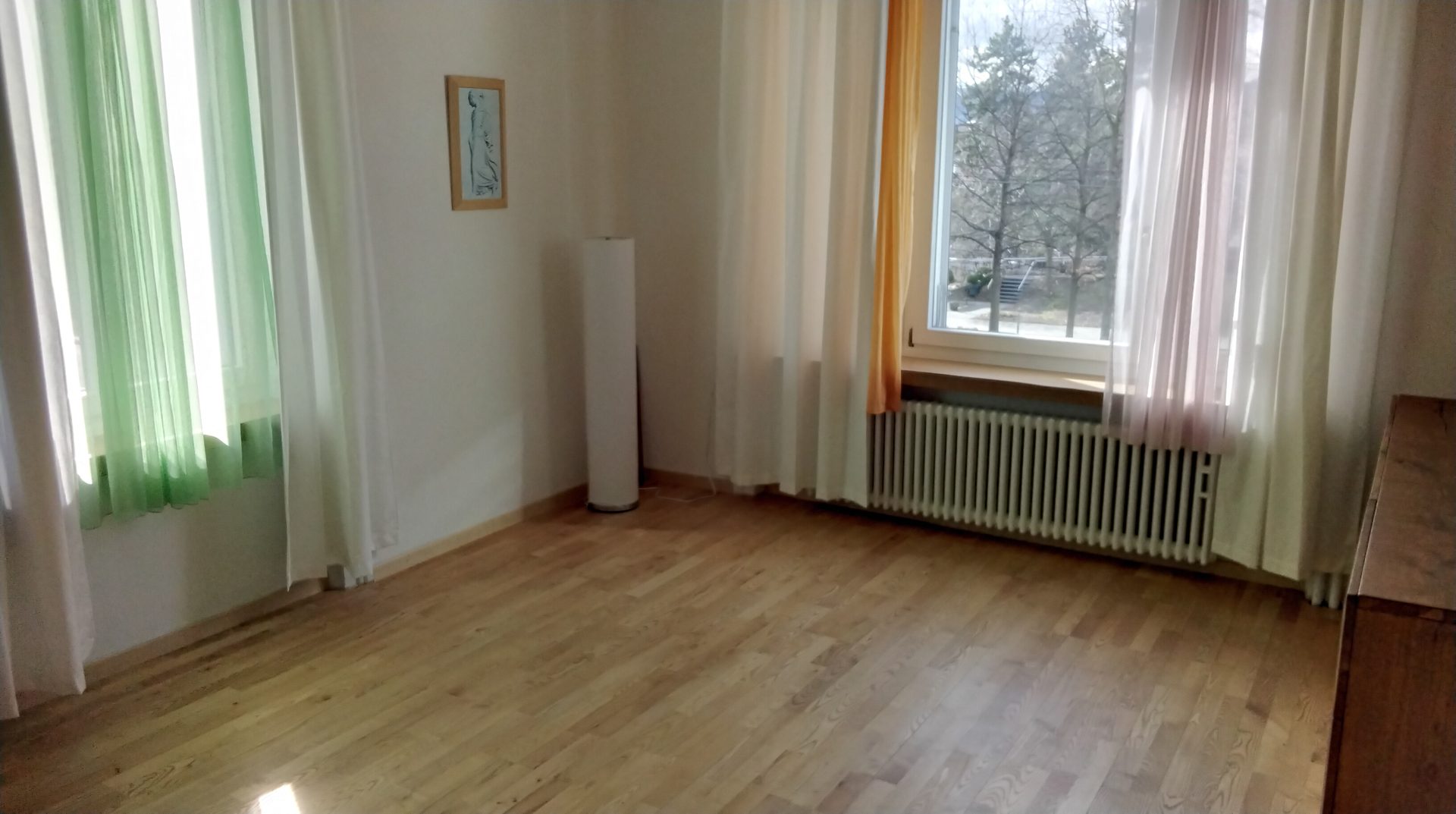 sympathischer grosser Therapieraum in Gemeinschaftspraxis für Psychotherapeuten oder Körpertherapeuten - Bild 1