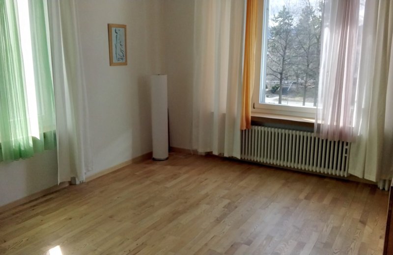 sympathischer grosser Therapieraum in Gemeinschaftspraxis für Psychotherapeuten oder Körpertherapeuten - Image 1
