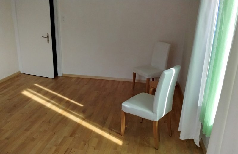 sympathischer grosser Therapieraum in Gemeinschaftspraxis für Psychotherapeuten oder Körpertherapeuten - Image 2