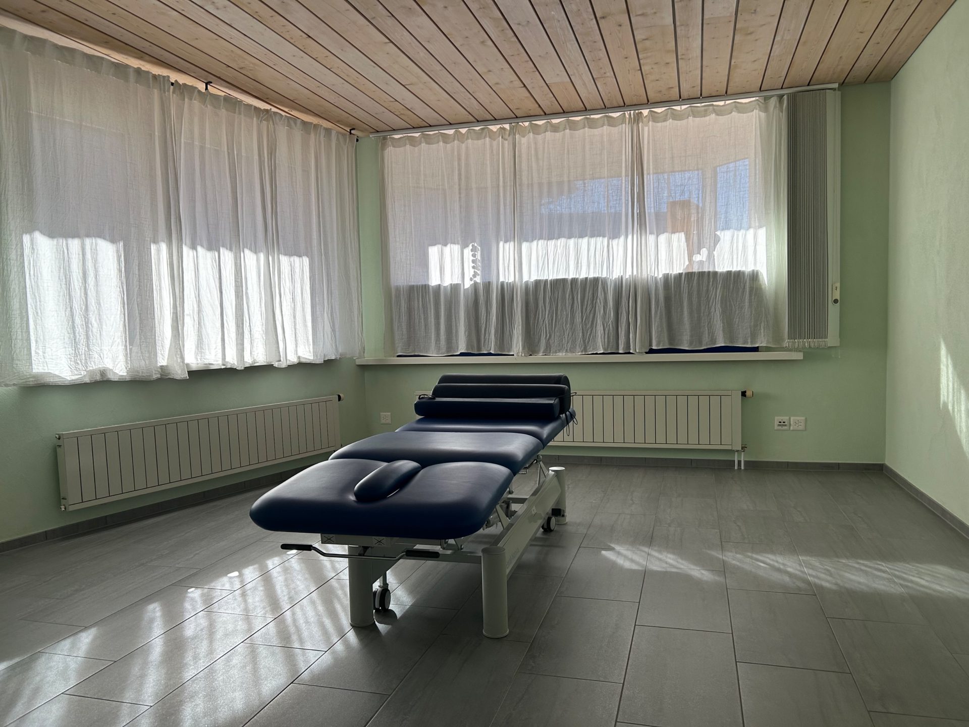 Heller Praxisraum in Davos - Bild 1