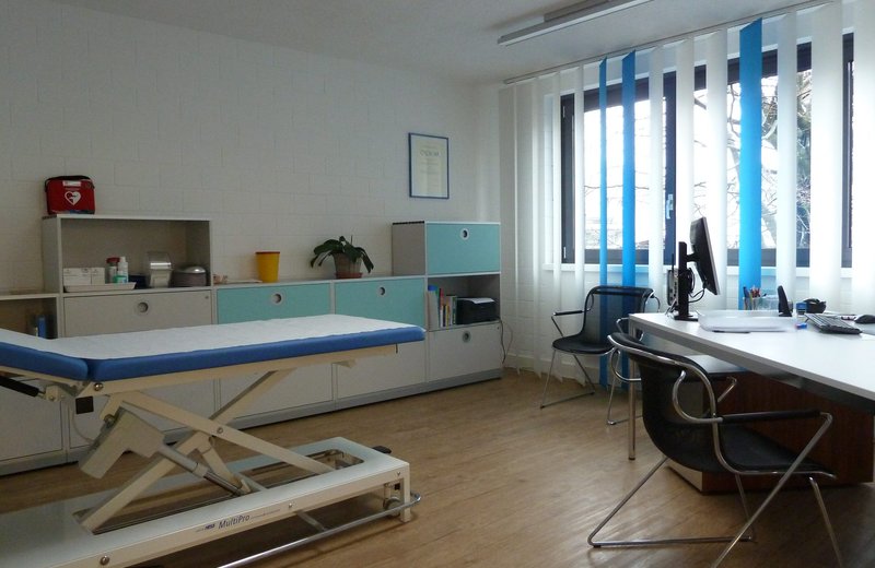 Grundversorger- oder Facharztpraxis im Toggenburg – Praxisübernahme mit Patientenstamm, ausbaubar zur Gruppenpraxis - Image 1